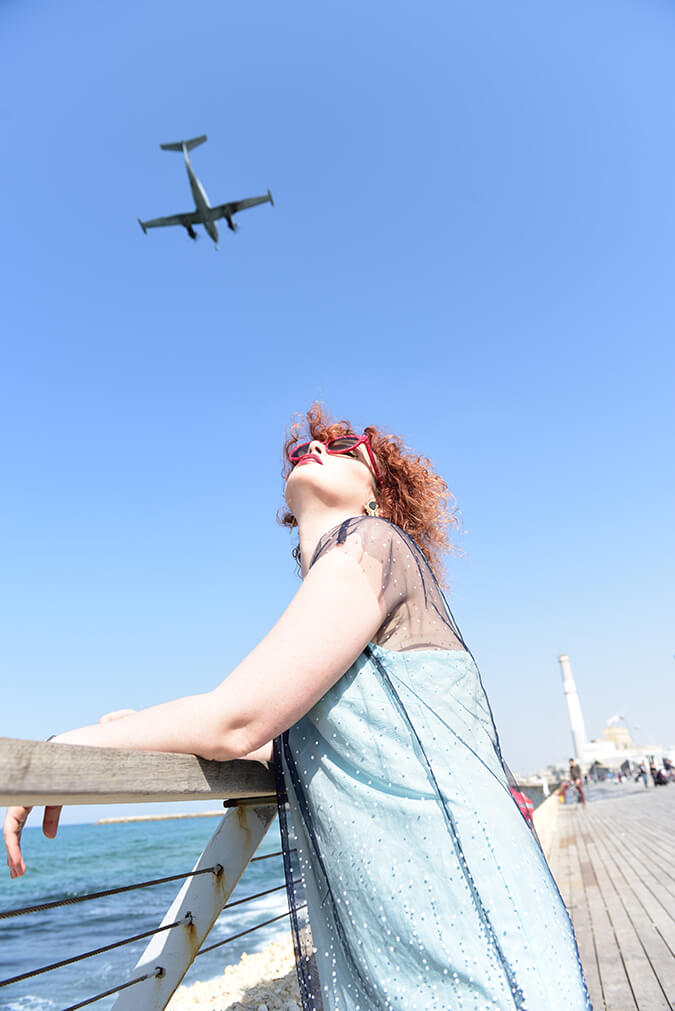 אישה מסתכלת על מטוס