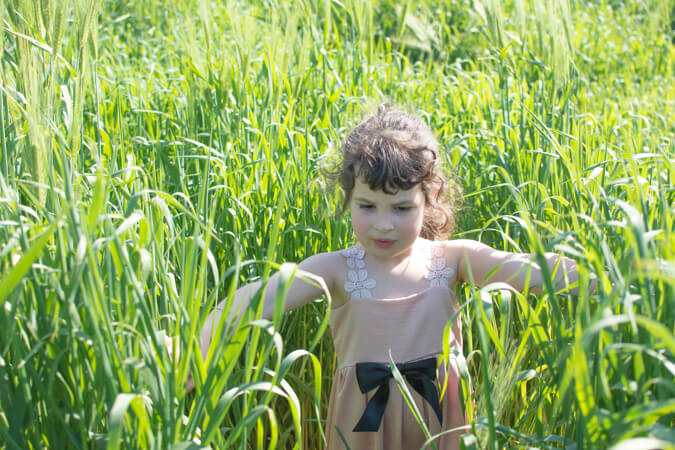 ילדה חמודה בשדה