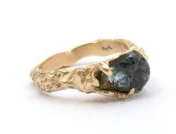 טבעת זהב 14 קארט ואבן ספיר גדולה במרכז (1)