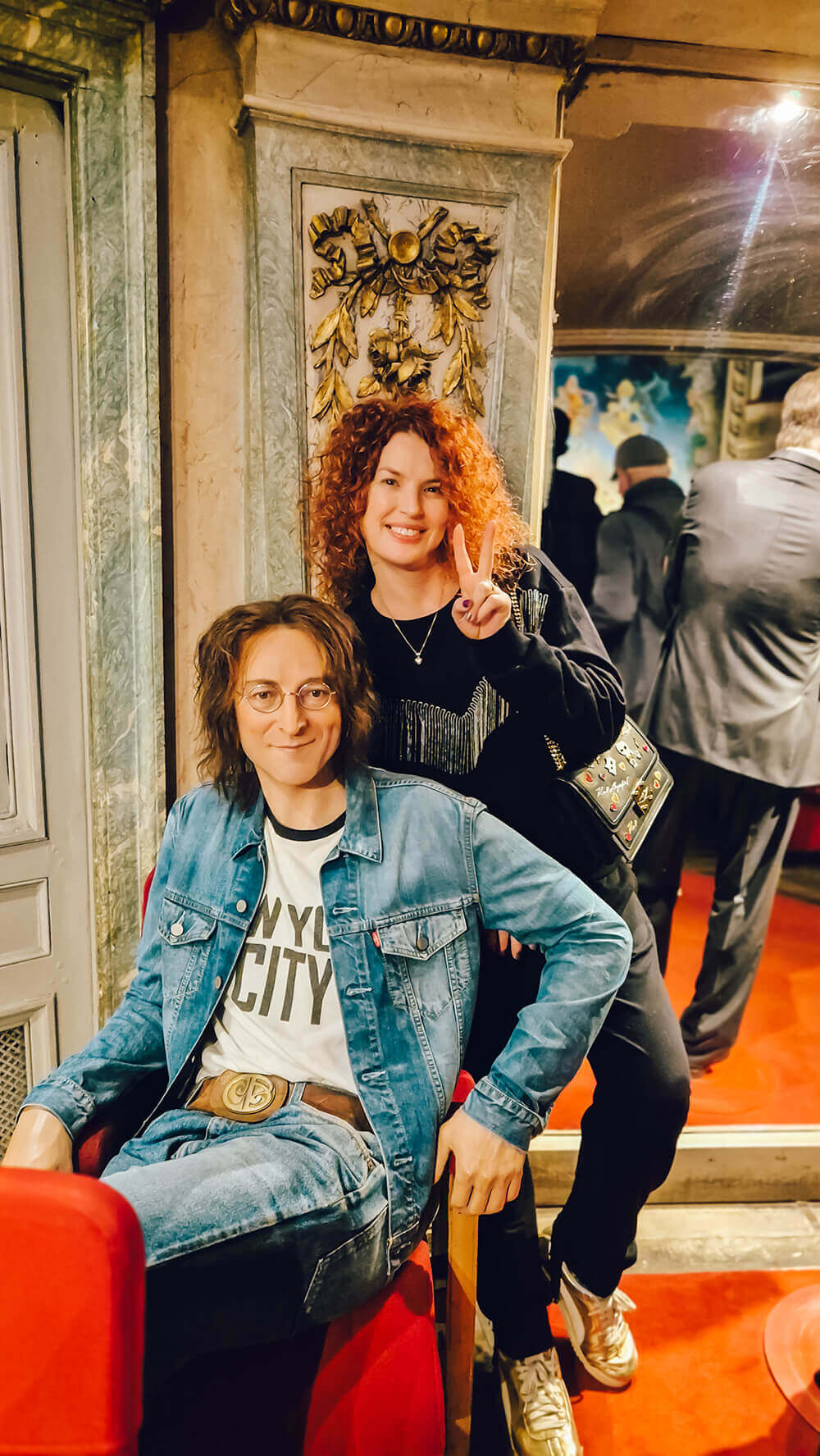 להצטלם עם ג'ון לנון מוזיאון השעווה בפריז